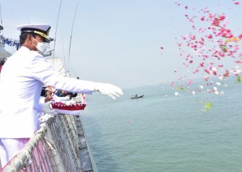 Tabur bunga dari geladak heli salah satu kapal perang Koarmada II yakni KRI Frans Kaisiepo-368 dalam rangka peringatan Hari Pahlawan.