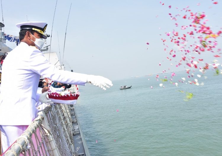 Tabur bunga dari geladak heli salah satu kapal perang Koarmada II yakni KRI Frans Kaisiepo-368 dalam rangka peringatan Hari Pahlawan.