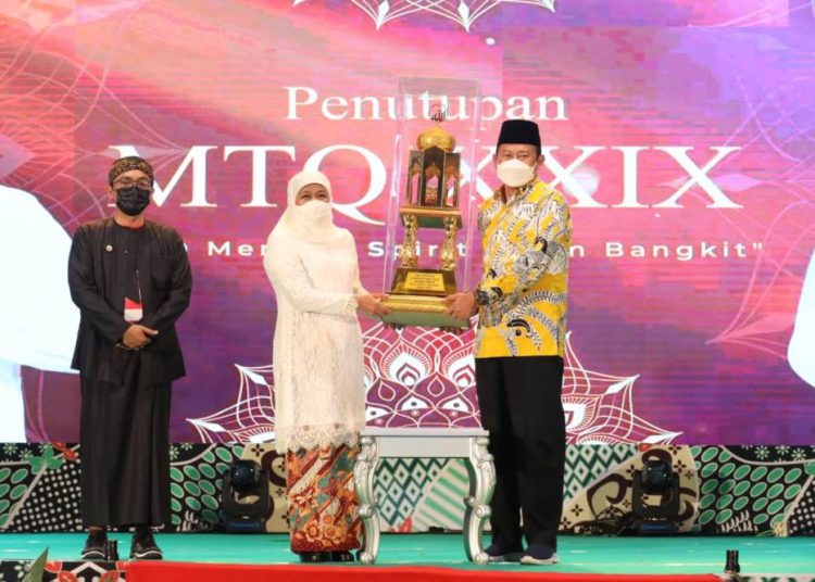 Gubernur Jatim Khofifah Indar Parawansa memberikan piala juara umum MTQ Jatim XXIX 2021 kepada Bupati Lamongan Yuhronur Efendi di Lapangan Nagara Bhakti Pendopo Ronggosukowati, Pamekasan.