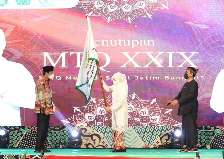 Gubernur Jatim Khofifah Indar Parawansa menyerahkan bendera MTQ XXIX Jatim 2021 kepada tuan rumah penyelenggara MTQ XXX Jatim Tahun 2023 yakni Kota Pasuruan, yang diterima Wali Kota Pasuruan Saifullah Yusuf.