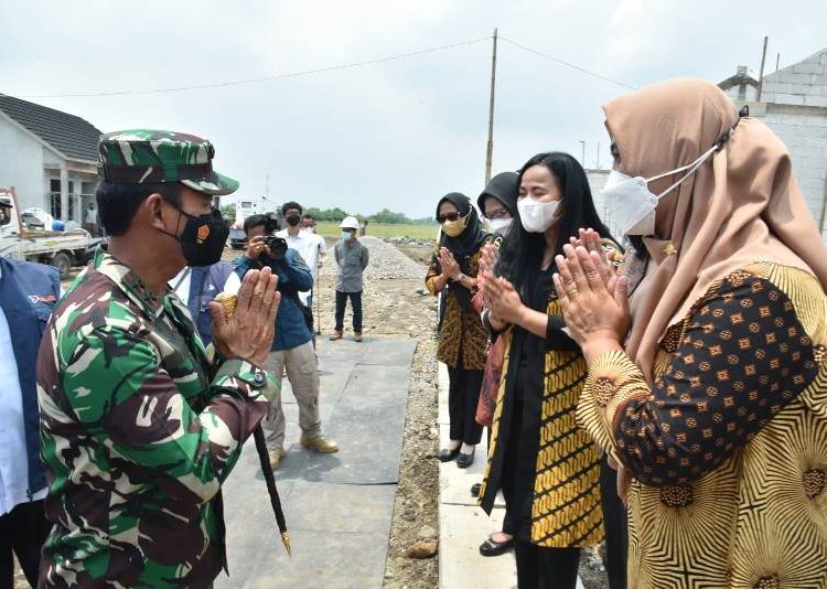 Panglima TNI Marsekal TNI Hadi Tjahjanto meninjau perumahan Nanggala-402 yang berlokasi di Desa Kedung Kendo, Kecamatan Candi, Kabupaten Sidoarjo. Ada 53 unit rumah yang akan diberikan kepada ahli waris para Pahlawan Nanggala-402.
