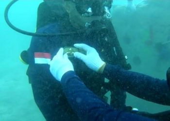 Penyematan tanda kehormatan brevet penyelam TNI AL kepada
Kepala Dinas penyelamatan Bawah Air (Kadislambair) Koarmada II, Kolonel Laut (T) Sugeng Priono di Monumen Underwater Navy Diver yang berada di Pasir Putih Situbondo.