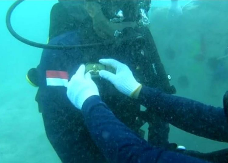Penyematan tanda kehormatan brevet penyelam TNI AL kepada
Kepala Dinas penyelamatan Bawah Air (Kadislambair) Koarmada II, Kolonel Laut (T) Sugeng Priono di Monumen Underwater Navy Diver yang berada di Pasir Putih Situbondo.