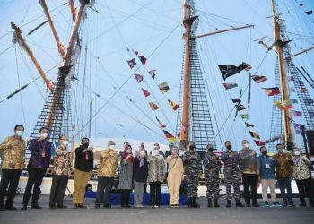 Gubernur Jawa Timur Khofifah Indar Parawansa berfoto bersama dalam peluncuran QRIS yang dikemas dengan pagelaran musik jazz bertajuk “Surabaya Pahlawan Jazz”.