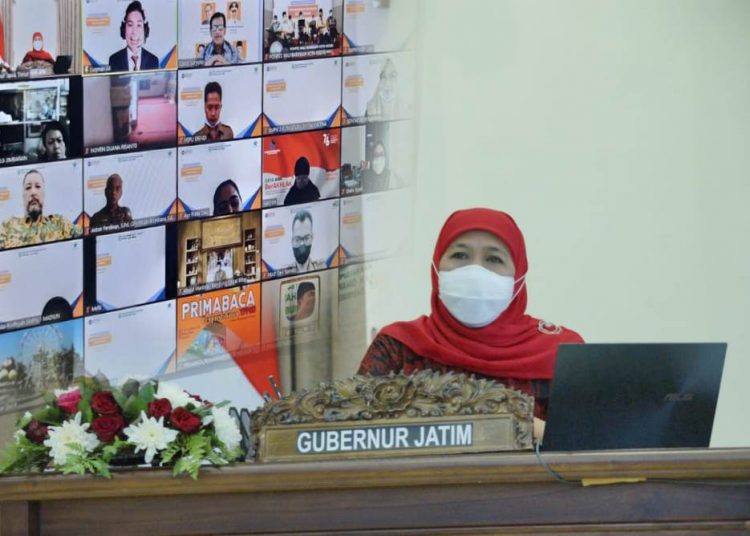 Gubernur Jawa Timur Khofifah Indar Parawansa menjadi narasumber dalam Webinar Literasi untuk Kesejahteraan : Perpustakaan Berbasis Inklusi Sosial secara virtual di VVIP Room Bandara Juanda Sidoarjo.