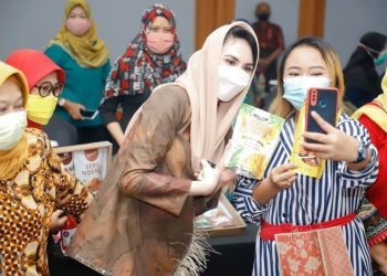 Ketua Dewan Kerajinan Nasional Daerah (Dekranasda) Jatim Arumi Bachsin berswafoto di sela workshop TIK untuk UMKM Anggota Dekranasda Jatim di Hotel Arcadia, Surabaya.