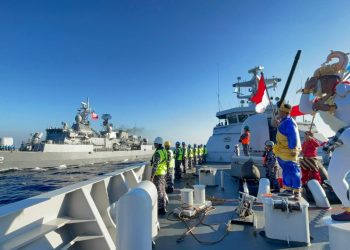 Bendera merah putih berkibvar di kapal perang negara sahabat dalam latihan Capability and Readiness Days di Laut Mediterania, Lebanon.