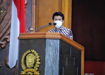 Wakil Gubernur Jawa Timur Emil Elestianto Dardak dalam sidang paripurna pembacaan pendapat gubernur Jatim tentang raperda pemberdayaan usaha desa wisata di gedung DPRD Jawa Timur.