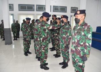 Komandan Satuan Kapal Eskorta (Satkor) Koarmada II, Kolonel Laut (P) Tunggul memimpin upacara pengukuhan jabatan Komandan KRI Frans Kaiseipo-368 serta serahterima jabatan Komandan KRI Nala-363, dan KRI Untung Suropati-372.