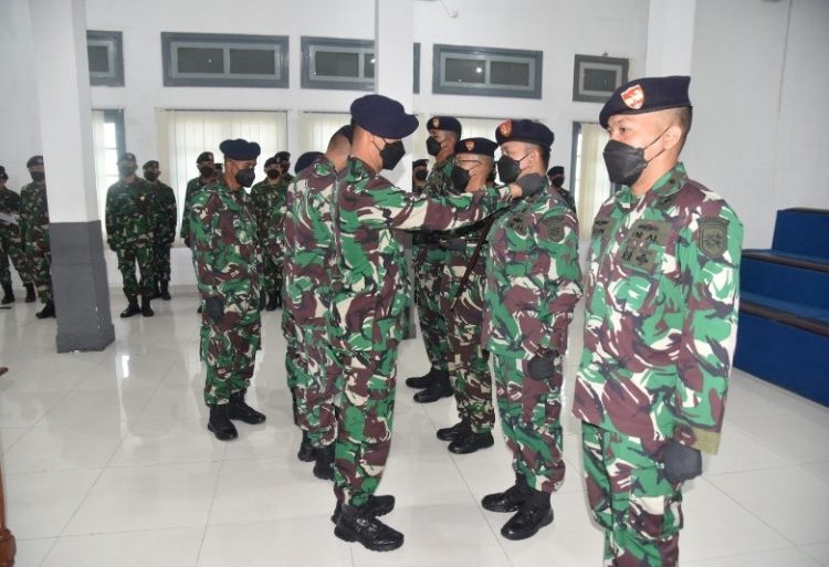Komandan Satuan Kapal Eskorta (Satkor) Koarmada II, Kolonel Laut (P) Tunggul memimpin upacara pengukuhan jabatan Komandan KRI Frans Kaiseipo-368 serta serahterima jabatan Komandan KRI Nala-363, dan KRI Untung Suropati-372.
