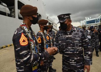 Para Taruna Akademi Angkatan Laut (AAL) Tingkat ll Angkatan Ke-69 tiba di Pelabuhan Semayang, Kota Balikpapan, Kalimantan Timur.