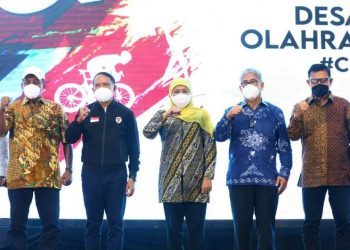 Menteri Pemuda dan Olahraga Zainuddin Amali bersama Gubernur Jatim Khofifah Indar Parawansa dan beberapa undangan dalam sosialisasi Perpres nomor 86 tahun 2021 tentang Desain Besar Olahraga Nasional (DBON).