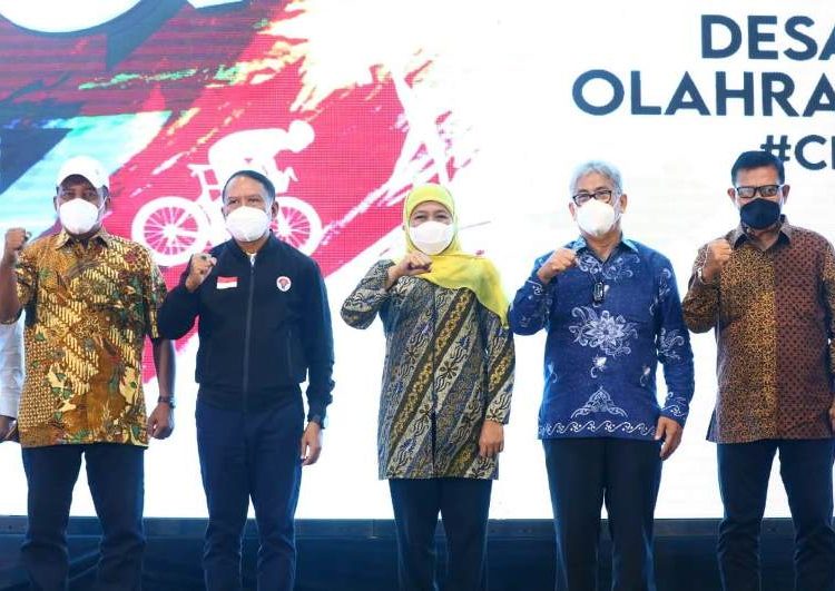Menteri Pemuda dan Olahraga Zainuddin Amali bersama Gubernur Jatim Khofifah Indar Parawansa dan beberapa undangan dalam sosialisasi Perpres nomor 86 tahun 2021 tentang Desain Besar Olahraga Nasional (DBON).