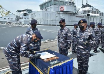 Prosesi serah terima jabatan Komandan KRI Hiu-634 yang sebelumnya dijabat Letkol Laut (P) Rivo de Havilland dan kini digantikan Letkol Laut (P) Pungki Kurniawan.
