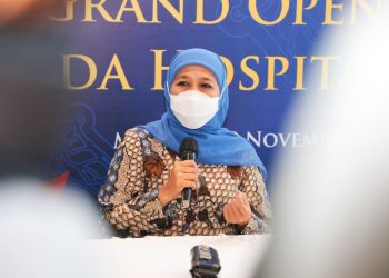 Gubernur Jawa Timur Khofifah Indar Parawansa saat menghadiri grand opening Mayapada Hospital Surabaya.