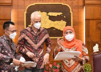 Gubernur Jatim Khofifah Indar Parawansa saat menerima Green Infrastructure Initiative (GII) Portofolio Manager KfW Frankfurt Jerman Olaf Georke di Gedung Negara Grahadi Surabaya.