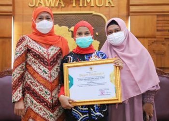 Gubernur Jawa Timur Khofifah Indar Parawansa memberikan piagam penghargaan kepada atlet wushu, Utiqo Romadlona Ummi Auna.