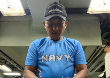 Prajurit Departemen Logistik KRI Malahayati-362 menunaikan tugas dengan penuh semangat dan ikhlas di dapur kapal.