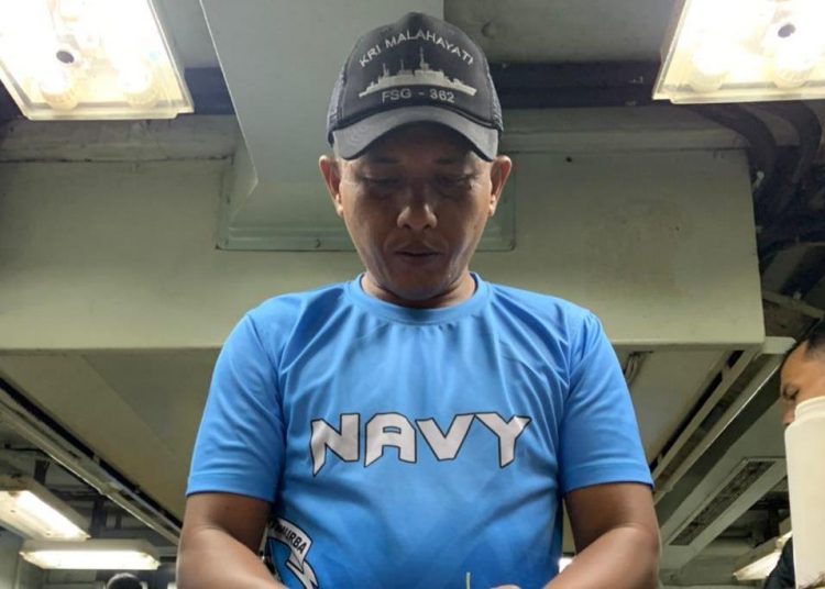 Prajurit Departemen Logistik KRI Malahayati-362 menunaikan tugas dengan penuh semangat dan ikhlas di dapur kapal.