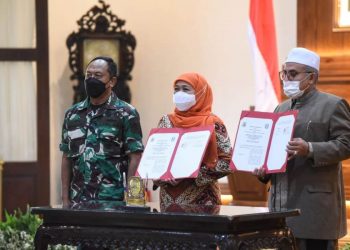 Gubernur Jatim Khofifah Indar Parawansa menunjukkan kesepakatan bersama dan perjanjian kerjasama realisasi SMA Negeri 1 Taruna Madani Bangil Pasuruan.