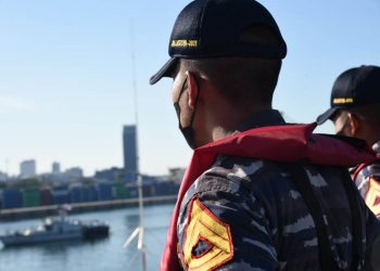 Para Taruna AAL tingkat ll angkatan ke-69 bertolak kembali menuju Surabaya dari Dermaga Peti Kemas Sukarno-Hatta, Makassar, Sulawesi Selatan menggunakan KRI Surabaya-591.