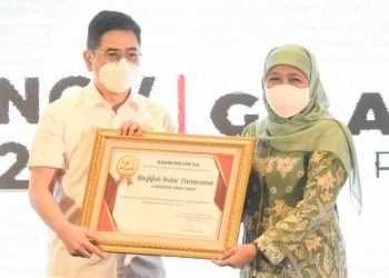 Ketua Umum KADIN Indonesia Arsjad Rasjid memberikan penghargaan kepada Gubernur Jatim Khofifah Indar Parawansa 
sebagai Tokoh Aktif Pendorong Peningkatan Perdagangan Antar Provinsi.