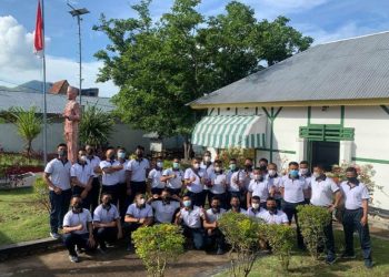 Prajurit KRI Teluk Banten-516 mengunjungi  situs rumah pengasingan Bung Karno. Rumah tersebut berlokasi di jalan Perwira Ende.