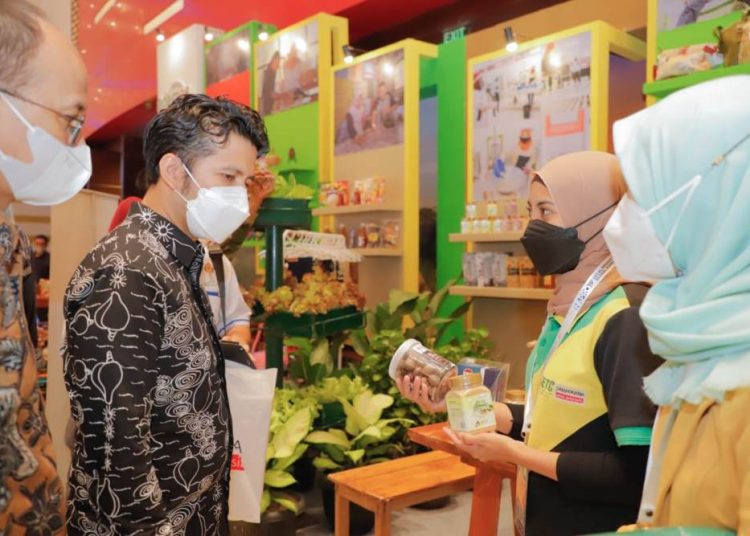 Wakil Gubernur Jatim Emil Elestianto Dardak saat mengunjungi salah satu stan UMKM di pameran Indonesia Product Expo (INAPRO Expo) 2021.
