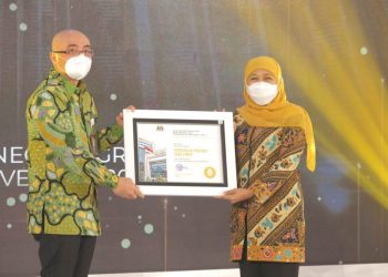 Kepala BKN RI Bima Haria Wibisana menyerahkan penghargaan kepada Gubernur Jawa Timur Khofifah Indar Parawansa di gedung Negara Grahadi Surabaya.