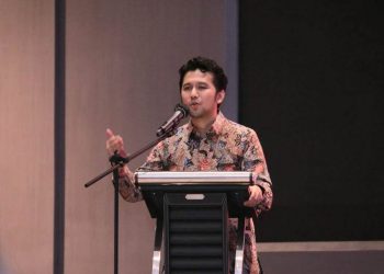 Wakil Gubernur Jawa Timur Emil Elestianto Dardak saat menjadi pembicara di acara seminar bertajuk, "Membangun Budaya Anti Korupsi dan Integritas Antara Pemerintah Daerah dan Pelaku Usaha di Jawa Timur" di hotel Double Tree, Tunjungan, Surabaya.