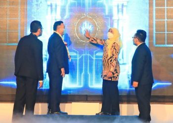 Gubernur Jawa Timur Khofifah Indar Parawansa saat menghadiri Rapat Kerja Nasional (Rakernas) Perhimpunan Advokat Indonesia (Peradi).