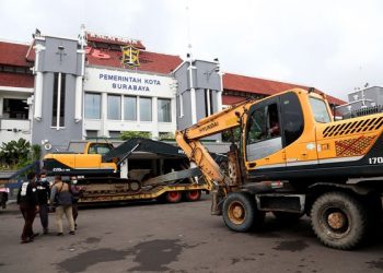 Sejumlah alat berat dari Surabaya diperbantukan ke Kota Batu yang mengalami bencana alam banjir bandang.