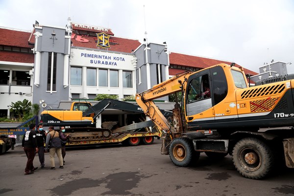 Sejumlah alat berat dari Surabaya diperbantukan ke Kota Batu yang mengalami bencana alam banjir bandang.