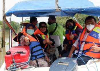 Para pimpinan dan anggota Komisi B DPRD Surabaya melakukan peninjauan terhadap kawasan Romokalisari yang dirancang Pemkot Surabaya menjadi wisata air.