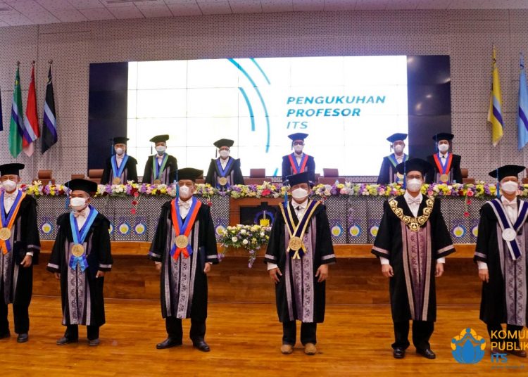 (depan dari kiri) Prof Kuntjoro, Prof Mahmud Mustain Prof Ali Musyafa', Ketua Dewan Profesor ITS Prof Imam Robandi, Rektor ITS Prof Mochamad Ashari, WR IV ITS Bambang Pramujati PhD. dalam pengukuhan profesor di gedung Research Center ITS.