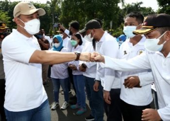 Wali Kota Surabaya Eri Cahyadi tos dengan warga pada peluncuran program Kalimasada (Kawasan Lingkungan Masyarakat Sadar Adminduk) dalam apel bersama yang berlangsung di halaman Balai Kota Surabaya.