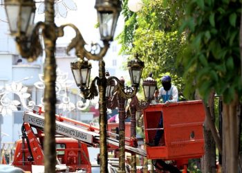Petugas DKRTH Surabaya menambah ornamen lampu di sepanjang Jalan Tunjungan.