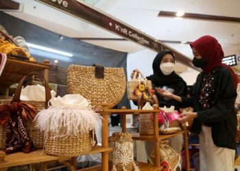 Salah satu stan pameran Surabaya Fashion Week 2021 yang digelar di Atrium Grand City Surabaya.