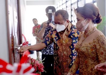 Peresmian dapur umum ketiga oleh Wakil Wali Kota Surabaya, Armuji di Babatan Pantai, Kecamatan Mulyorejo, Surabaya.