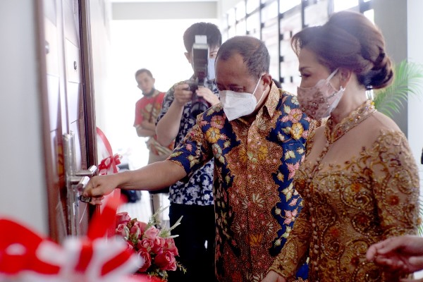 Peresmian dapur umum ketiga oleh Wakil Wali Kota Surabaya, Armuji di Babatan Pantai, Kecamatan Mulyorejo, Surabaya.