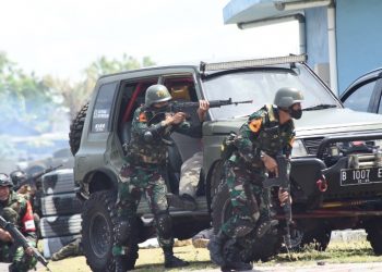 Para Taruna AAL Korps Marinir Tingkat lll Angkatan ke-68 menjalani latihan operasi pertempuran kota.