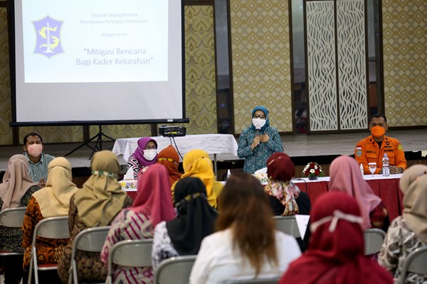 Ketua TP PKK Kota Surabaya, Rini Indriyani saat sosialisasi mitigasi bencana bagi kadernya di tingkat kelurahan..