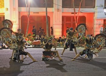 Pemkot Surabaya melaunching Tunjungan Romansa, Minggu (21/11) malam. Berbagai pertunjukkan disuguhkan untuk menjadikan Jalan Tunjungan sebagai destinasi wisata.