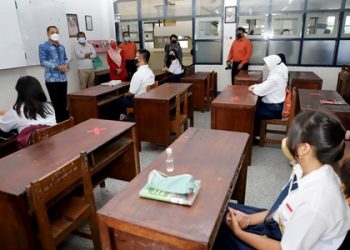 Foto ilustrasi Wali Kota Surabaya Eri Cahyadi meninjau pelaksanaan pembelajaran tatap muka terbatas di salah satu sekolah di Surabaya.