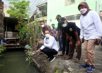 Wali Kota Surabaya, Eri Cahyadi bersama Dinas Pekerjaan Umum Bina Marga dan Pematusan (DPUBMP) melakukan pengecekan saluran air.