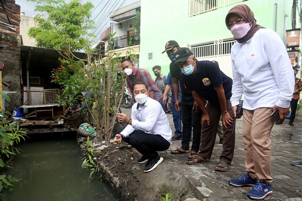 Wali Kota Surabaya, Eri Cahyadi bersama Dinas Pekerjaan Umum Bina Marga dan Pematusan (DPUBMP) melakukan pengecekan saluran air.