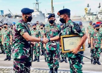 Komandan Satuan Kapal Cepat (Dansatkat) Koarmada II,  Kolonel Laut (P) Awang Bawono, mengukuhkan KRI Tombak-629 sebagai KRI Teladan Satkat Koarmada II TA 2021.