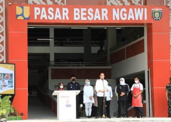 Presiden Joko Widodo (Jokowi) meresmikan Pasar Besar Ngawi didampingi Gubernur Jawa Timur Khofifah Indar Parawansa.