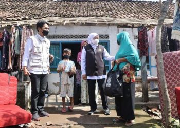 Gubernur Jawa Timur Khofifah Indar Parawansa meninjau daerah terdampak bencana angin puting beliung di Desa Sidomulyo, Kecamatan Wonoasri, Kabupaten Madiun.