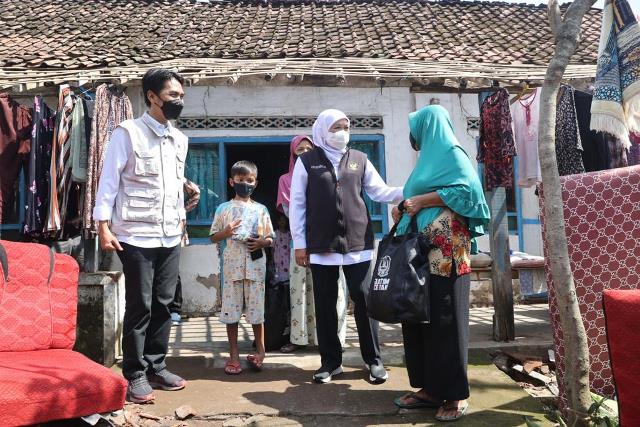 Gubernur Jawa Timur Khofifah Indar Parawansa meninjau daerah terdampak bencana angin puting beliung di Desa Sidomulyo, Kecamatan Wonoasri, Kabupaten Madiun.